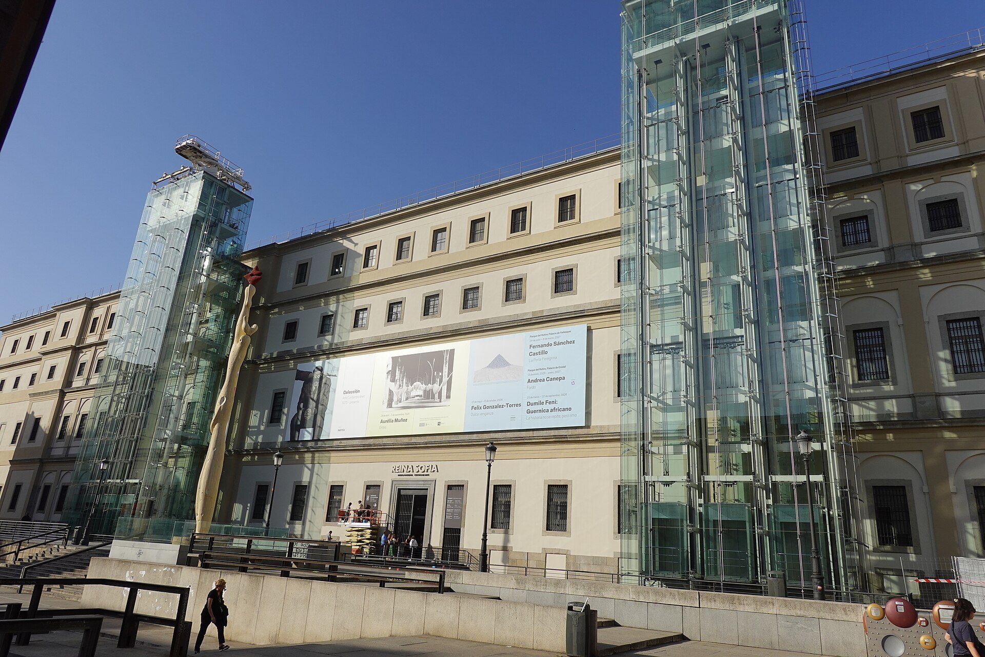 Madrid'deki Museo Reina Sofía'nın Sabatini binası; cephede iki cam asansör kulesi